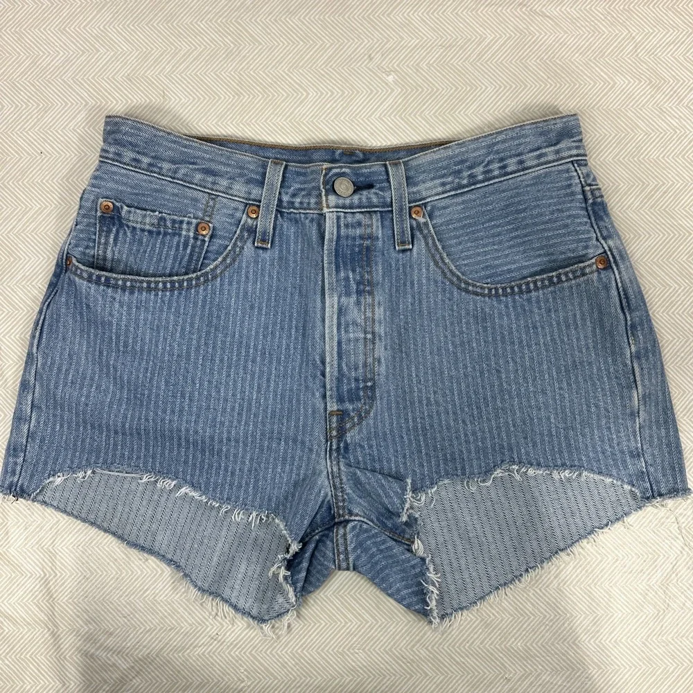 Levis 501 Shorts Womens Cut Offs Button Fly‎ Distressed Blue Medium Wash Size 30 - Picture 2 of 9